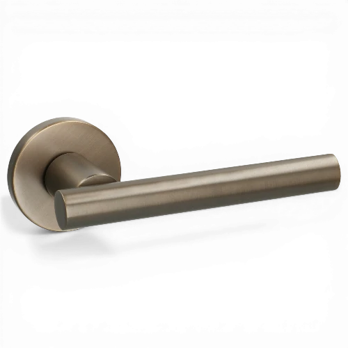 Poignée Madrid montée sur serrure bec-de-cane en laiton. fabrication Quincalux Belgique