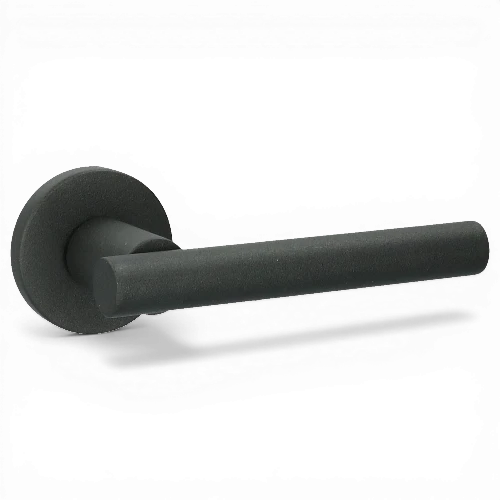 Poignée Madrid laiton patiné installée sur porte intérieure – compatible serrure connectée Salto